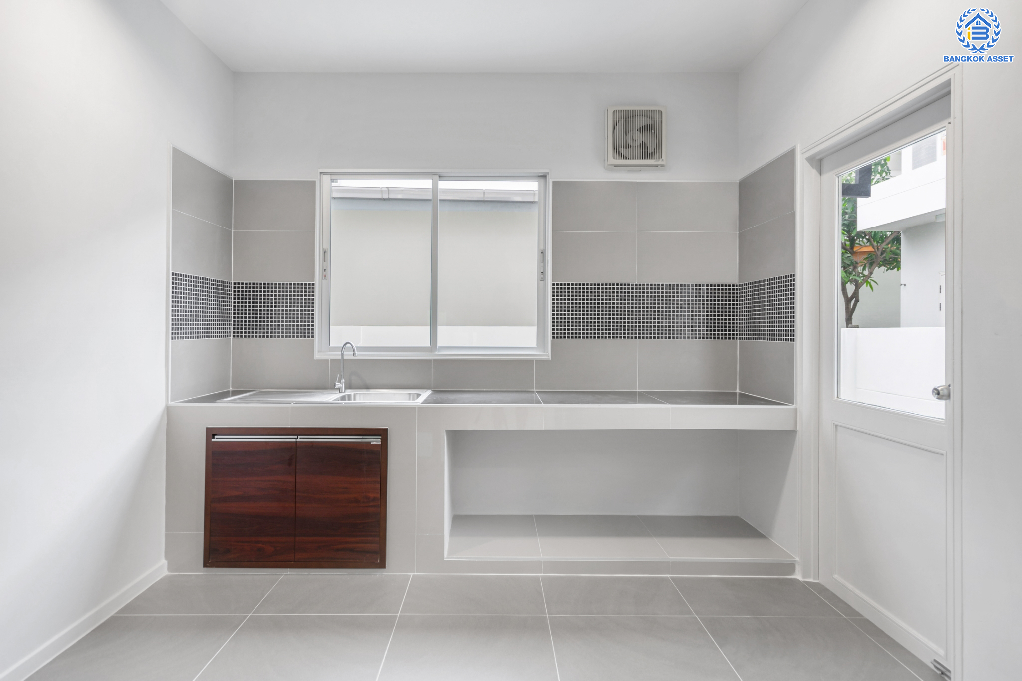 บ้านมือสองตกแต่งใหม่ ม.วิลล่าการ์เด้น3 บางกรวย-ไทรน้อย เนื้อที่ 52.6 ตร.ว. ฟังก์ชัน 3 ห้องนอน  3 ห้องน้ำ 1 ห้องอเนกประสงค์ จอดรถได้ 2 คัน บรรยากาศเป็นส่วนตัว บนทำเลศักยภาพ ใกล้เซ็นทรัลเวสต์เกต เชื่อมต่อหลายเส้นทาง ถ.รัตนาธิเบศร์, ถ.กาญจนาภิเษก และราชพฤกษ์ และรถไฟฟ้า "สถานีบางพลู"